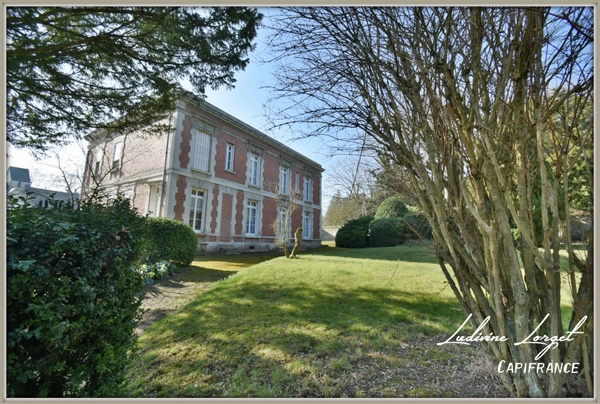 Corps de ferme avec Maison bourgeoise à vendre - Au nord de Soissons (02 Aisne) (14km) – maison de 335 m² -6 chambres - Dépendances - Garages – Hangars- Idéal entrepreneur-Artisan - Terrain 1.18ha 