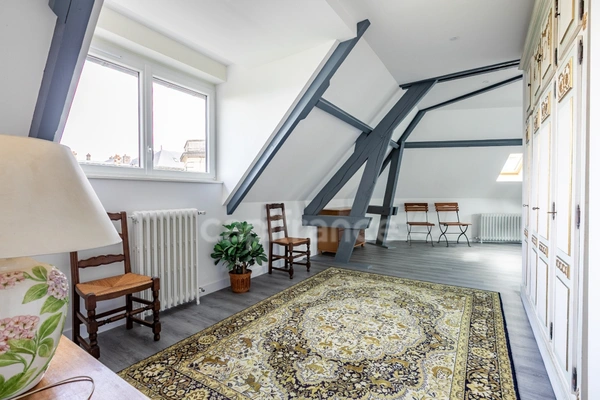Maison à vendre 5 pièces SOISSONS(02) cœur du centre-ville – 223 m2 habitables – 4 chambres – 3 salles d’eau - sous-sol- 3 garages - terrain 554m2- Aucuns travaux- DPE D