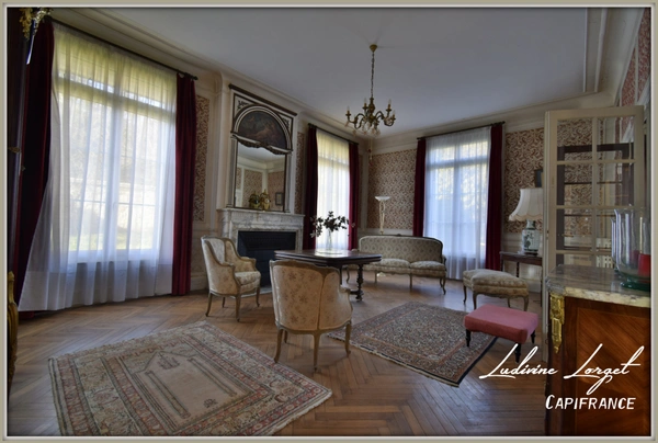 Corps de ferme avec Maison bourgeoise à vendre - Au nord de Soissons (02 Aisne) (14km) – maison de 335 m² -6 chambres - Dépendances - Garages – Hangars- Idéal entrepreneur-Artisan - Terrain 1.18ha 