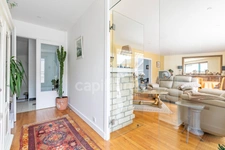 Maison à vendre 5 pièces SOISSONS(02) cœur du centre-ville – 223 m2 habitables – 4 chambres – 3 salles d’eau - sous-sol- 3 garages - terrain 554m2- Aucuns travaux- DPE D