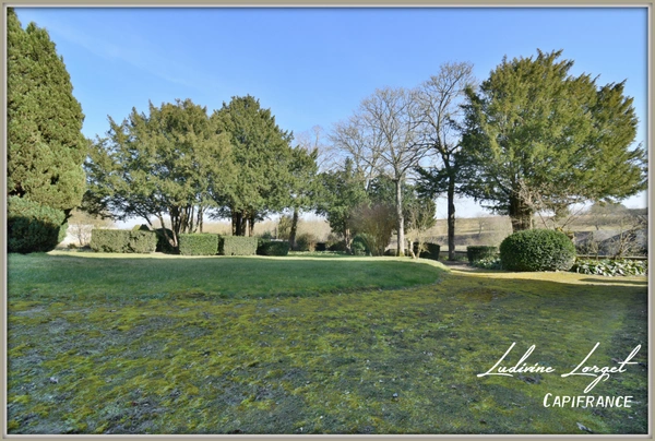 Corps de ferme avec Maison bourgeoise à vendre - Au nord de Soissons (02 Aisne) (14km) – maison de 335 m² -6 chambres - Dépendances - Garages – Hangars- Idéal entrepreneur-Artisan - Terrain 1.18ha 
