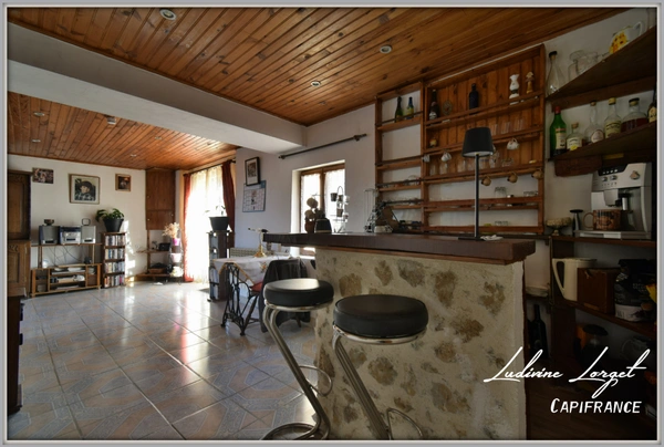 Maison 6 pièces, 4 chambres – 174 m² habitables- grenier- cave-bucher- terrain de 598 m²-dépendance située entre Château-Thierry (15 min), Neuilly-Saint-Front (9 min) et Soissons. Proche A4.