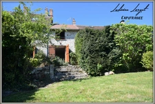 Proche de Neuilly-Saint-Front  (6km) et de Villers-Cotterêts (15km), située dans un petit village plein de charme, je vous propose de découvrir cette belle maison en pierre mitoyenne.