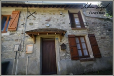 Proche de Neuilly-Saint-Front  (6km) et de Villers-Cotterêts (15km), située dans un petit village plein de charme, je vous propose de découvrir cette belle maison en pierre mitoyenne.