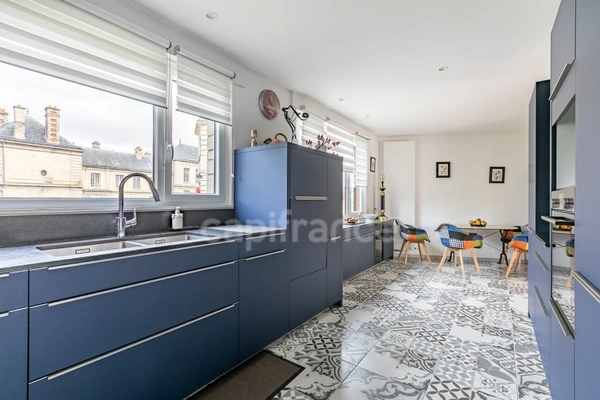 Maison à vendre 5 pièces SOISSONS(02) cœur du centre-ville – 223 m2 habitables – 4 chambres – 3 salles d’eau - sous-sol- 3 garages - terrain 554m2- Aucuns travaux- DPE D