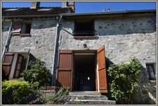Proche de Neuilly-Saint-Front  (6km) et de Villers-Cotterêts (15km), située dans un petit village plein de charme, je vous propose de découvrir cette belle maison en pierre mitoyenne.