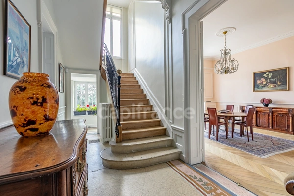  MAISON BOURGEOISE A VENDRE 11 PIECES (SOiSSONS) – 406 m² – 6 CHAMBRES – 5 SALLES D’EAU / SALLE DE BAINS – SALLE DE RECEPTION- SOUS- SOL – GARAGE - PISCINE – JARDIN DE 1 430 m²