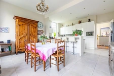 Maison de Maître en pierre de taille proche Soissons – 421m2habitables -vivable de plain-pied–6 chambres-3 salle de bain–2 salle d’eau–Dortoir–salle de jeux–Piscine-Dépendance- Parc clos 3680m2 