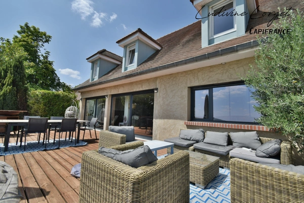 Proche Nogent-L’Artaud (8min) Chezy-Sur-Marne (6min) Maison traditionnelle de 200 m² - Vue panoramique – 5 chambres- Grande pièce de vie -Piscine -Terrasse 100m2- Sous-sol total -terrain 1384m2 DPE C 