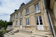 Maison de Maître en pierre de taille proche Soissons – 421m2habitables -vivable de plain-pied–6 chambres-3 salle de bain–2 salle d’eau–Dortoir–salle de jeux–Piscine-Dépendance- Parc clos 3680m2 