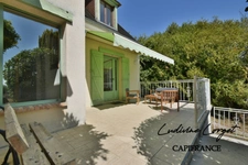 Maison à vendre à Château-Thierry (02) – 260 m² – 4 chambres + bureau – Sous-sol 70 m² – Terrasse 70 m² – Terrain clos 1 464 m² – Très belle vue – Exposition Est/Ouest – Proche écoles – Quartier calme