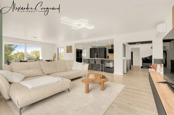 A vendre SAÏX (81) - Maison d’architecte P8 de 309 m² avec piscine, grand terrain constructible et vue Montagne Noire
