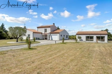 A vendre SAÏX (81) - Maison d’architecte P8 de 309 m² avec piscine, grand terrain constructible et vue Montagne Noire