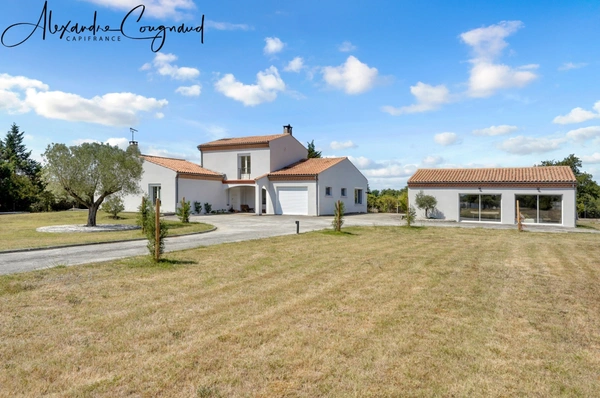 A vendre SAÏX (81) - Maison d’architecte P8 de 309 m² avec piscine, grand terrain constructible et vue Montagne Noire