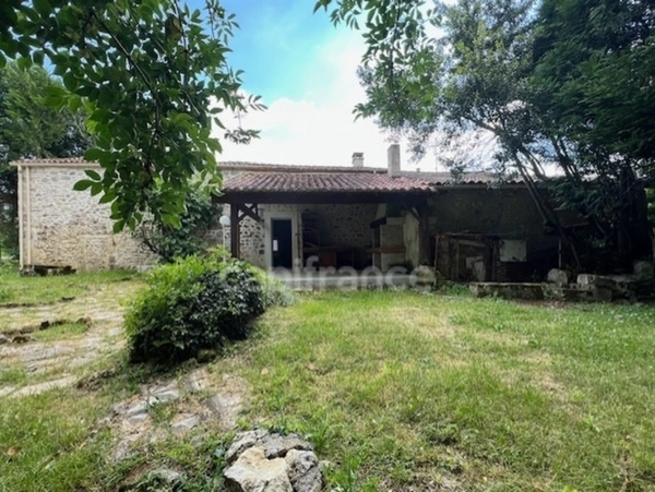 VENTE A TERME LIBRE - Ensemble de 2 maisons indépendantes à vendre, BUSSAC SUR CHARENTE (17)