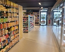A vendre St Génis des Fontaines (66)  murs commerciaux loués Enseigne nationale de renom.