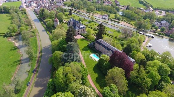 Magnifique Domaine Historique de CHATILLON-en-BAZOIS (58) 2 Châteaux 1 tour de défense plus de 40 pièces sur 5,8 HA