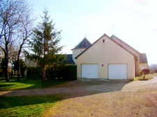 Nièvre (58) department, COULANGES les NEVERS: beautiful, unique property with no overlooking neighbors, comprising 18 rooms and 406m² of living space.