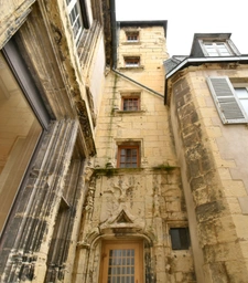Immeuble à vendre NEVERS (58) La prestigieuse Maison du Prieur au coeur historique de NEVERS Inscrit MH à réabiliter.