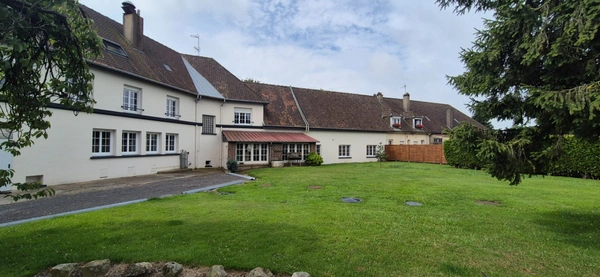 (76)  RARE À LA VENTE – HÔTEL 18 CHAMBRES – MURS ET FONDS INCLUS – 1 000 m² – ENTRE ROUEN ET NEUFCHÂTEL