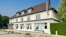 (76)  RARE À LA VENTE – HÔTEL 18 CHAMBRES – MURS ET FONDS INCLUS – 1 000 m² – ENTRE ROUEN ET NEUFCHÂTEL