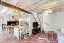 CHARACTERFUL COUNTRY HOUSE – 201 SQM – SPACIOUS ROOMS – 3 SUITES – 898 SQM PLOT – FROMENTIÈRES