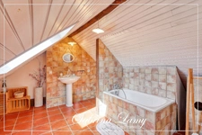 CHARACTERFUL COUNTRY HOUSE – 201 SQM – SPACIOUS ROOMS – 3 SUITES – 898 SQM PLOT – FROMENTIÈRES
