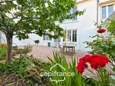 TALENCE (33) bordering BORDEAUX/Saint Genès district, Family home with garden and outbuilding