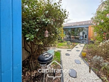 On the outskirts of Bordeaux/Talence (33), in the Caudérès district, a house renovated by an architect with a garden.