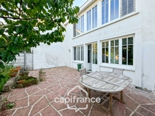 TALENCE (33) bordering BORDEAUX/Saint Genès district, Family house with garden & outbuilding