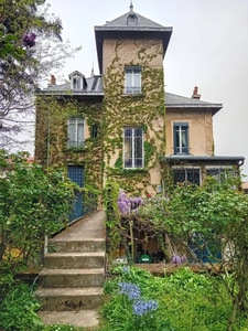 Near Charly, a manor house dating from the beginning of the 20th century.