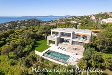  Vaste demeure contemporaine de 350 m², vue époustouflante, piscine à débordement.