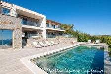  Vaste demeure contemporaine de 350 m², vue époustouflante, piscine à débordement.
