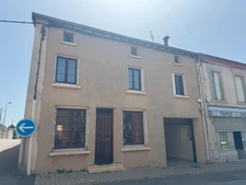 In the heart of the village, charming house with enclosed garden