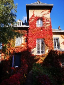 Near Charly, a manor house dating from the beginning of the 20th century.