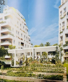 Surplombant un vaste îlot de verdure en plein coeur des gratte- ciel