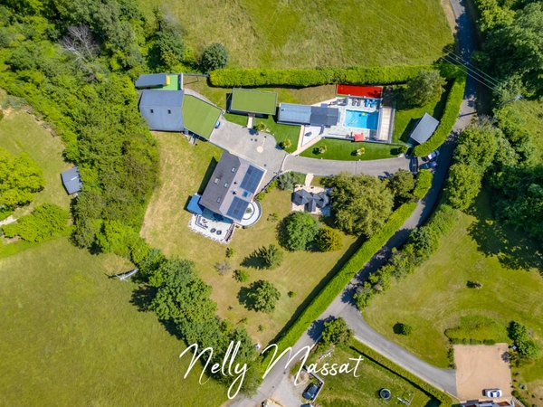 Dpt  (73), à vendre Villa à Montagnole avec grand terrain et nombreuses annexes