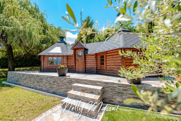 Dpt  (73), à vendre Villa à Montagnole avec grand terrain et nombreuses annexes