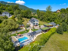 Dpt  (73), à vendre Villa à Montagnole avec grand terrain et nombreuses annexes