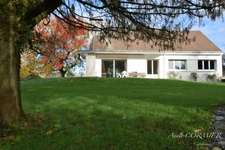 LORRIS, Maison de caractère d'environ 150m2, trois chambres.