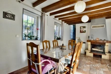 À vendre Maison avec grand terrain et grange indépendante.