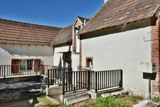 À vendre Maison avec grand terrain et grange indépendante.