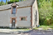 À vendre Maison avec grand terrain et grange indépendante.