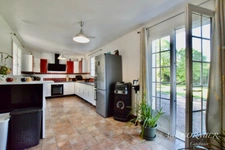 À vendre Maison avec grand terrain et grange indépendante.