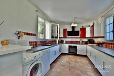 À vendre Maison avec grand terrain et grange indépendante.