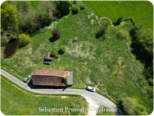 Maison à vendre 2 pièces CHALAIS (24), cuisine 36m2, salle d'eau, wc et 80m2 à développer, terrain 5712m2