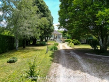 Saint-Front-la-Rivière (24) Maison à vendre 5 pièces, beaux volumes, lumineux, sou-sol aménagé, terrain 2194m2, 2chambres, studio et atelier. 