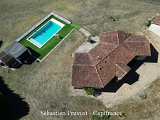 Maison Plain-pied 113.5m2+21.5m2 avec un gîte à vendre 4 pièces BRANTOME (24) - Garage, piscine chauffée 11x5 avec sa plage et carport - 