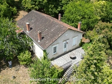 Dordogne (24) Agonac, A vendre Maison 105m2 habitables à rénover à vendre 5 pièces, 4 chambres, terrain 2752m2, garages.