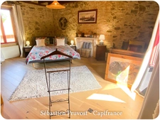 Dpt Dordogne (24), à vendre 11 pièces proche Thiviers (24) propriété de 325 m², terrain 22200 m², dépendance, piscine.